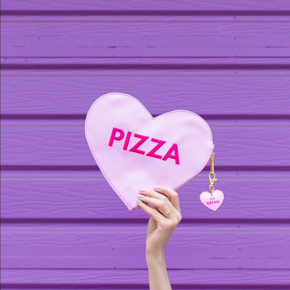 Studio DIY heart pizza clutch